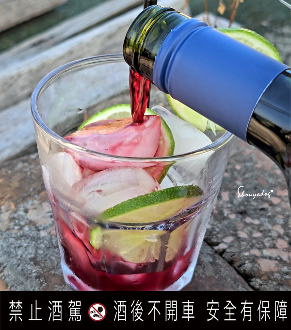 超商汽水推薦-可口可樂草莓口味限定版帶有梅子回甘尾韻氣泡水口感-倒入紅酒