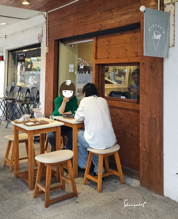 淡水老街美食|朝日夫婦沖繩風日式刨冰:滬尾漁港畔的微醺淡水霞光與藍莓優格,冰晶與淋醬合而為一的琴瑟和鳴✨ - 第17張圖 淡水老街美食-朝日夫婦日式沖繩風刨冰專門店臨海戶外座位區