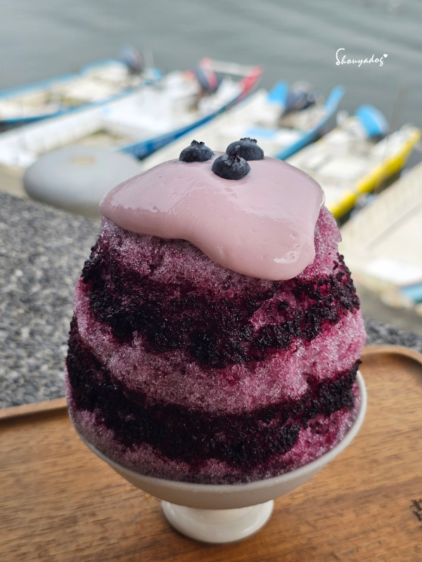 淡水老街美食|朝日夫婦沖繩風日式刨冰:滬尾漁港畔的微醺淡水霞光與藍莓優格,冰晶與淋醬合而為一的琴瑟和鳴✨ - 第29張圖 淡水日式刨冰-朝日夫婦藍莓優格冰蜂蜜優格與希臘優格基底開箱