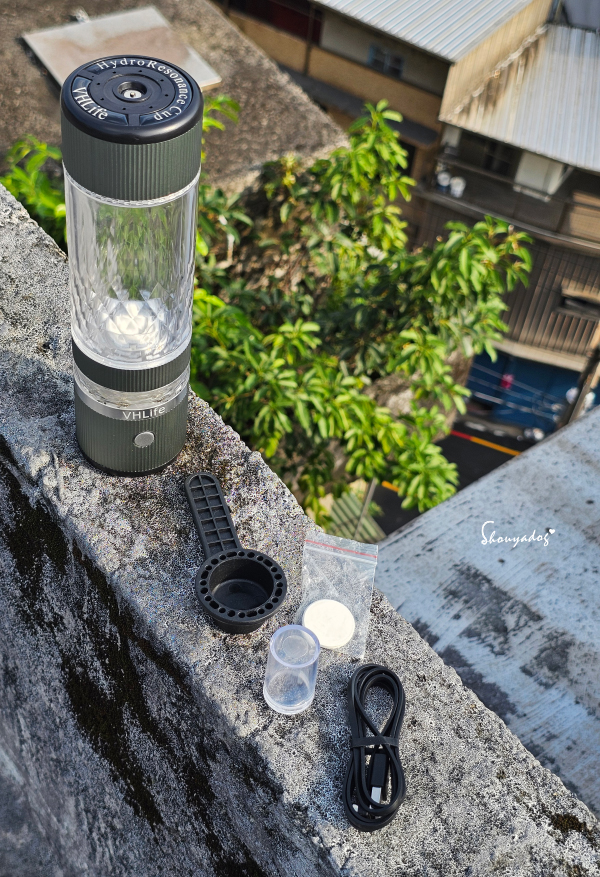 氫水杯推薦|VHLife氫自在低頻諧振氫能量杯:首創獨立製氫艙超好清洗,0-100℃的飲品都可以變身富氫飲料 - 第3張圖 辦公室治癒小物推薦-VHLife氫自在低頻諧振氫能量杯-配件圖