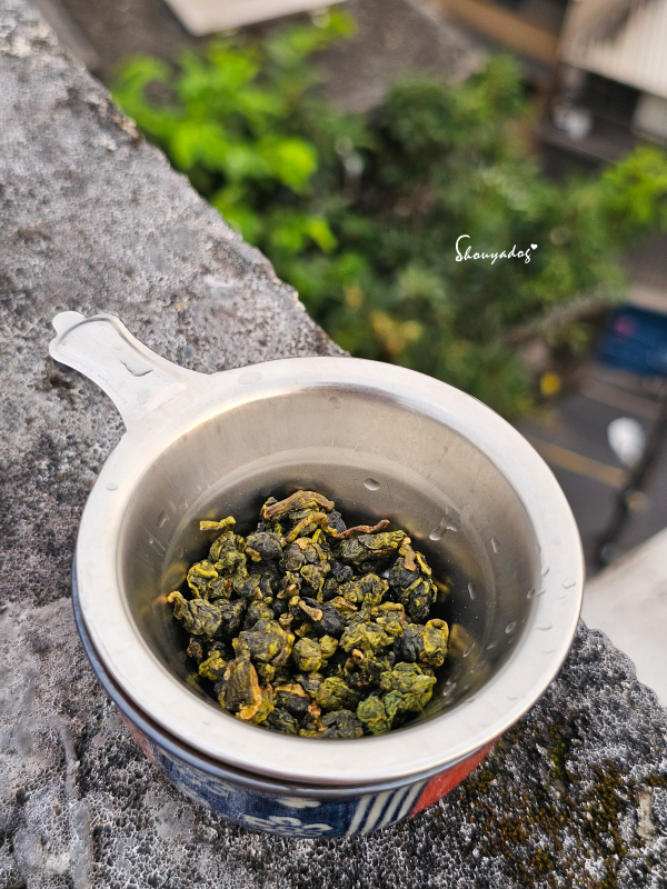 台灣高山茶推薦|森泓茶行大禹嶺:15年以上老手藝的手工嫩採與匠心調控,雲端雙峰的霸道冷礦感與仙氣蘭花香🫖 - 第3張圖 頂級青心烏龍-森泓茶行手工嫩採完整肥厚耐沖泡高山茶茶葉