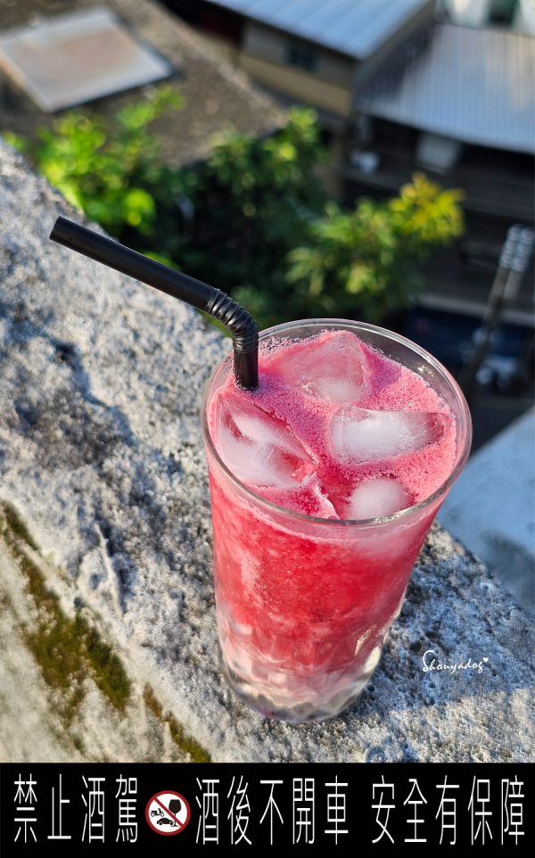 網美打卡調酒-綺麗女孩The Vivid Girl綠茶多多口感活潑亮麗色彩特寫-攪拌均勻