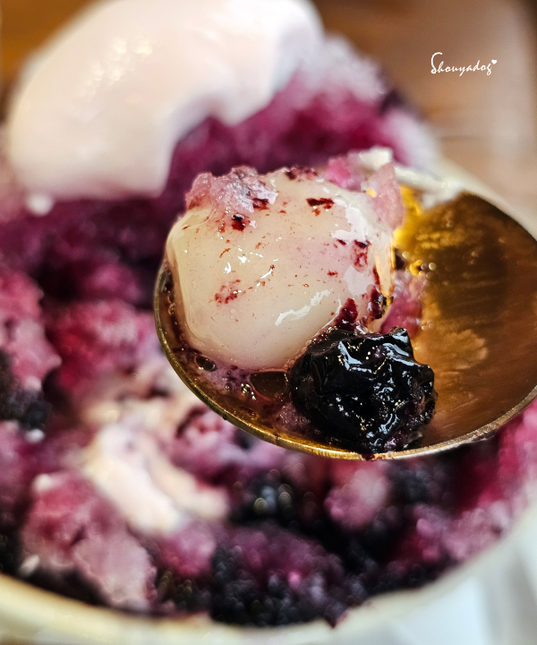 淡水老街美食|朝日夫婦沖繩風日式刨冰:滬尾漁港畔的微醺淡水霞光與藍莓優格,冰晶與淋醬合而為一的琴瑟和鳴✨ - 第31張圖 淡水美食推薦-朝日夫婦藍莓優格刨冰內餡隱藏手工Q彈白玉與糖漬藍莓