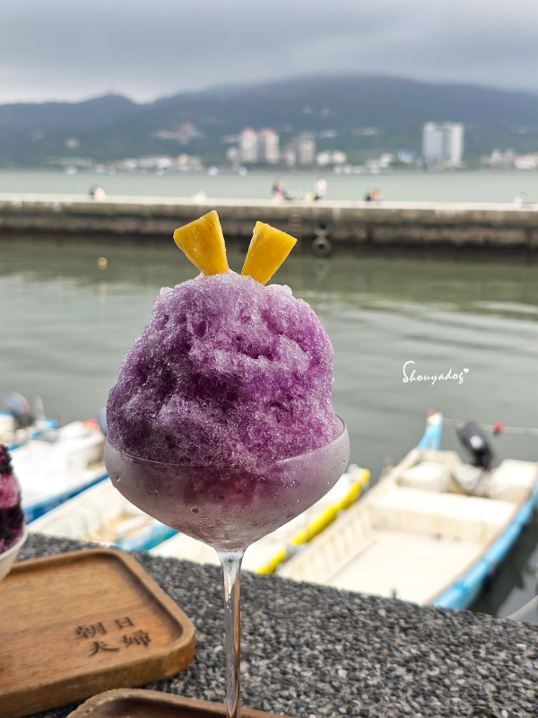 淡水老街美食|朝日夫婦沖繩風日式刨冰:滬尾漁港畔的微醺淡水霞光與藍莓優格,冰晶與淋醬合而為一的琴瑟和鳴✨ - 第25張圖 淡水老街網美冰店-朝日夫婦招牌淡水霞光蝶豆花漸層微醺日式刨冰