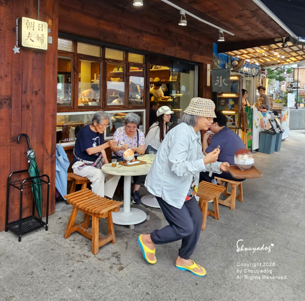 淡水老街美食|朝日夫婦沖繩風日式刨冰:滬尾漁港畔的微醺淡水霞光與藍莓優格,冰晶與淋醬合而為一的琴瑟和鳴✨ - 第33張圖 淡水冰店推薦-朝日夫婦熱門戶外看海吃冰座位與滬尾漁港美景