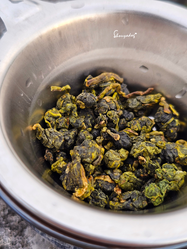 台灣高山茶推薦|森泓茶行大禹嶺:15年以上老手藝的手工嫩採與匠心調控,雲端雙峰的霸道冷礦感與仙氣蘭花香🫖 - 第6張圖 頂級青心烏龍-森泓茶行手工嫩採完整肥厚耐沖泡高山茶茶葉特寫