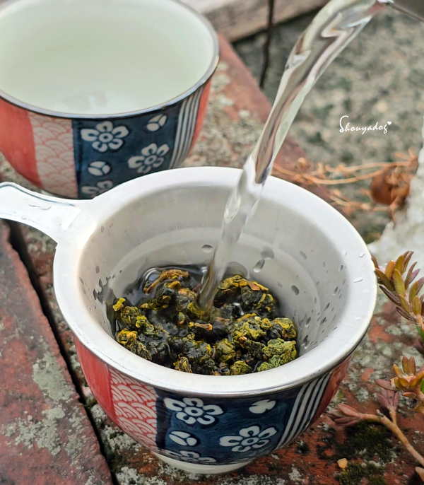 台灣高山茶推薦|森泓茶行大禹嶺:15年以上老手藝的手工嫩採與匠心調控,雲端雙峰的霸道冷礦感與仙氣蘭花香🫖 - 第7張圖 大禹嶺茶推薦-森泓茶行大禹嶺88K蜜綠金黃色茶湯富含豐富果膠冷礦感尾韻