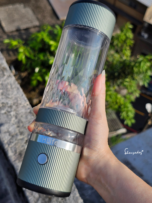 氫水杯推薦|VHLife氫自在低頻諧振氫能量杯:首創獨立製氫艙超好清洗,0-100℃的飲品都可以變身富氫飲料 - 第7張圖 間接融氫水杯評價-VHLife氫能量杯獨立製氫艙-手拿