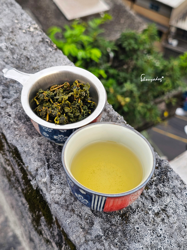 台灣高山茶推薦|森泓茶行大禹嶺:15年以上老手藝的手工嫩採與匠心調控,雲端雙峰的霸道冷礦感與仙氣蘭花香🫖 - 第8張圖 大禹嶺茶推薦-森泓茶行大禹嶺88K蜜綠金黃色茶湯