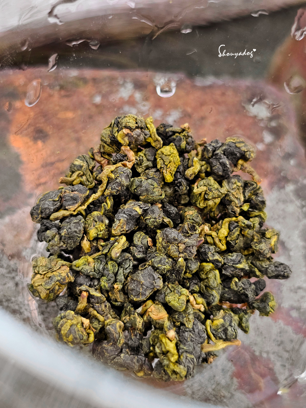 台灣高山茶推薦|森泓茶行大禹嶺:15年以上老手藝的手工嫩採與匠心調控,雲端雙峰的霸道冷礦感與仙氣蘭花香🫖 - 第10張圖 大禹嶺90K:清甜仙氣的優雅蘭花香,初試者入門的細緻柔和-茶葉