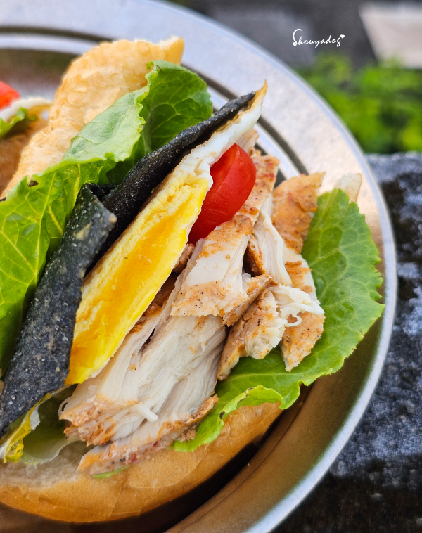 覓饕肉鋪低溫舒肥肉品:手撕多汁雞胸肉沙拉、法國麵包夾心、帶皮的Q彈雞腿飯 - 第15張圖 早午餐輕食做做法-法國麵包夾心舒肥雞肉和多力多滋-特寫