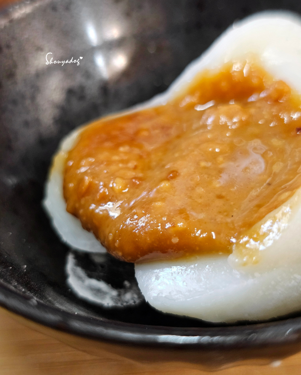 嘉義布袋伴手禮|木草麵包爆漿Q麻糬:不黏牙的細皮嫩肉,中秋烤肉甜點首選 - 第7張圖 宅配下午茶團購-木草麵包爆漿麻糬花生流心特寫