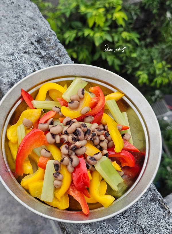 好運象徵：自帶泥土清香的黑眼豆沙拉碗-與甜椒