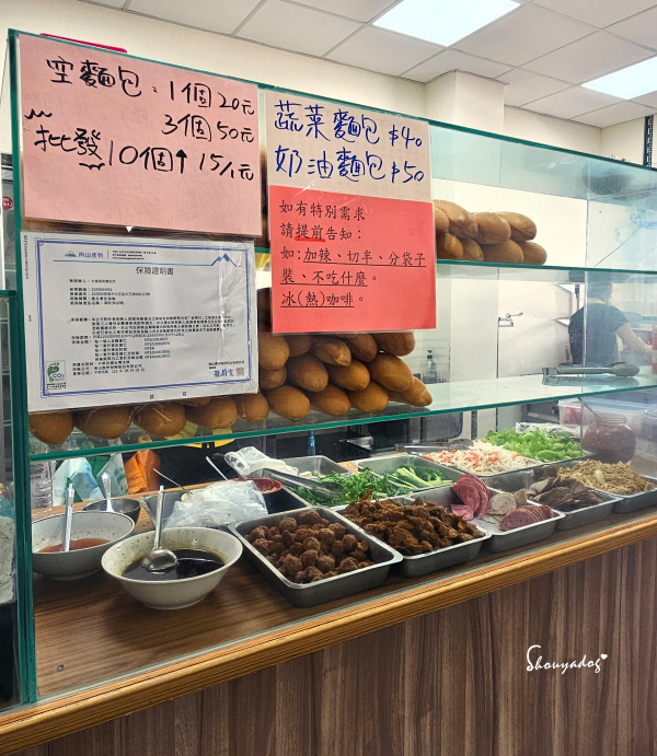 基隆正濱漁港美食推薦|水產越南麵包坊:讓人食慾大開的超飽滿內餡,肉汁完美的包容起麵包硬挺的酥酥脆脆 - 第5張圖 基隆正濱漁港美食推薦-水產越南麵包坊-櫃台