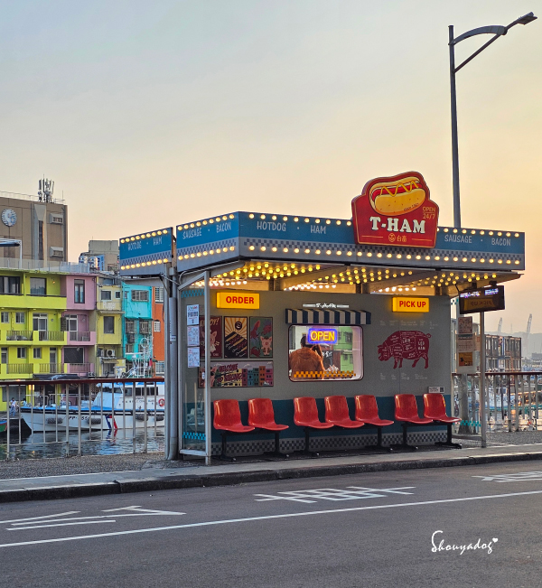 基隆景觀餐廳|正濱漁港彩色屋海景搖滾區 🌊 母湯 Mom’s Soup:老宅私廚漁村媽媽料理 - 第3張圖 超可愛的T-HAM 台畜熱狗堡公車站-熱狗舖公車亭