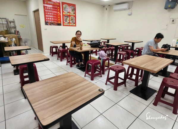 基隆正濱漁港美食推薦|水產越南麵包坊:讓人食慾大開的超飽滿內餡,肉汁完美的包容起麵包硬挺的酥酥脆脆 - 第6張圖 基隆正濱漁港美食推薦-水產越南麵包坊-用餐環境