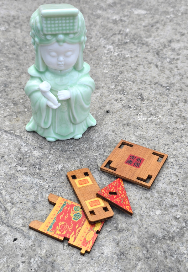 媽祖文創商品推薦|玄奘文化出版:小神轎DIY立體模型組,超可愛的祈福文創商品開箱 - 第6張圖 玄奘文化小神轎包裝開箱,細緻木板印刷與誠意十足的壓轎金配件特寫