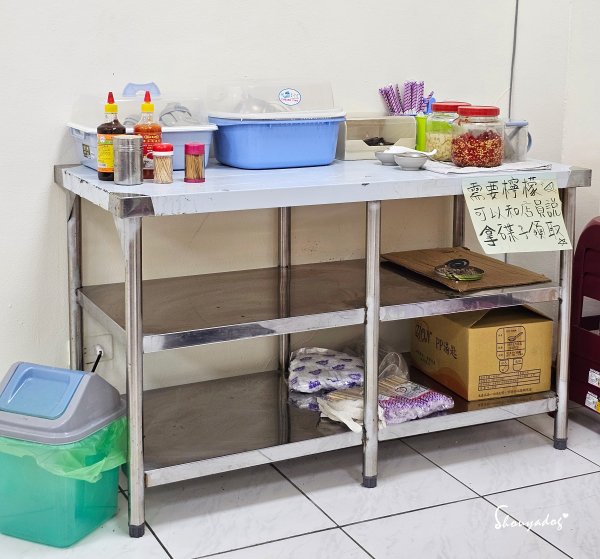 基隆正濱漁港美食推薦|水產越南麵包坊:讓人食慾大開的超飽滿內餡,肉汁完美的包容起麵包硬挺的酥酥脆脆 - 第8張圖 基隆正濱漁港美食推薦-水產越南麵包坊-自製辣椒蒜