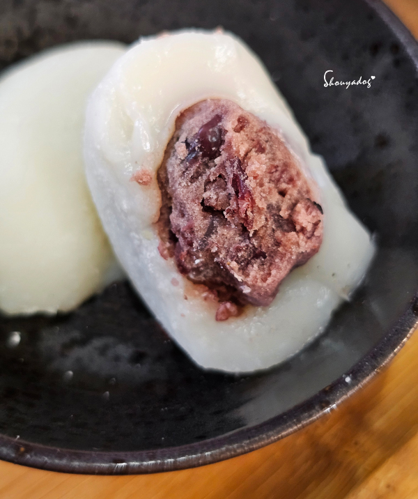 嘉義布袋伴手禮|木草麵包爆漿Q麻糬:不黏牙的細皮嫩肉,中秋烤肉甜點首選 - 第11張圖 宅配下午茶團購-木草麵包爆漿麻糬紅豆特寫
