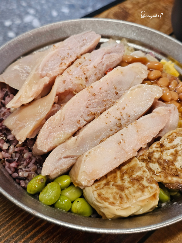 覓饕肉鋪低溫舒肥肉品:手撕多汁雞胸肉沙拉、法國麵包夾心、帶皮的Q彈雞腿飯 - 第8張圖 即食雞腿包推薦-覓饕肉鋪低溫舒肥帶皮雞腿切面