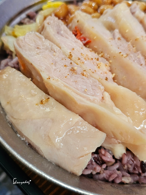 覓饕肉鋪低溫舒肥肉品:手撕多汁雞胸肉沙拉、法國麵包夾心、帶皮的Q彈雞腿飯 - 第9張圖 即食雞腿包推薦-覓饕肉鋪低溫舒肥帶皮雞腿切面多汁特寫