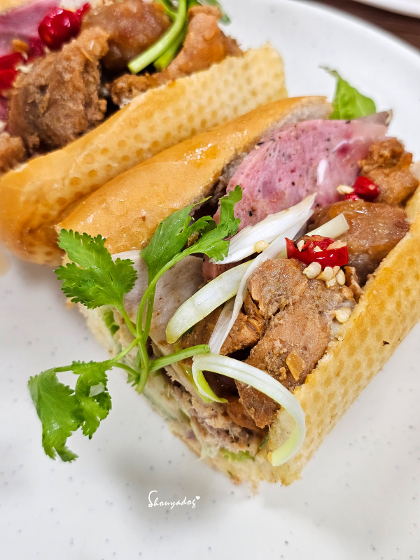 基隆正濱漁港美食推薦|水產越南麵包坊:讓人食慾大開的超飽滿內餡,肉汁完美的包容起麵包硬挺的酥酥脆脆 - 第11張圖 基隆正濱漁港美食推薦-水產越南麵包坊-招牌麵包特寫
