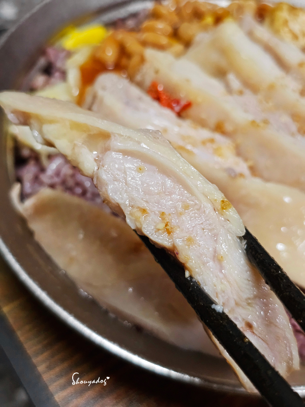 覓饕肉鋪低溫舒肥肉品:手撕多汁雞胸肉沙拉、法國麵包夾心、帶皮的Q彈雞腿飯 - 第10張圖 即食雞腿包推薦-覓饕肉鋪低溫舒肥帶皮雞腿切面多汁特寫-夾起來