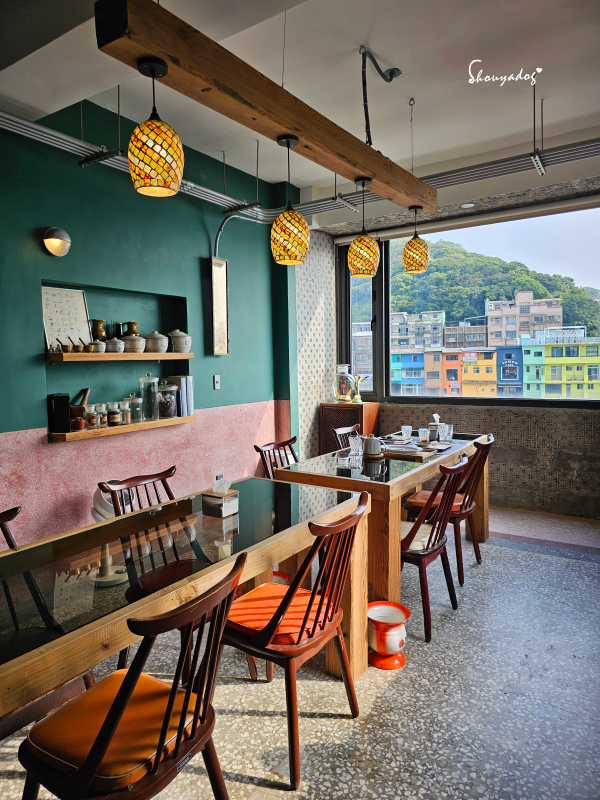 基隆景觀餐廳|正濱漁港彩色屋海景搖滾區 🌊 母湯 Mom’s Soup:老宅私廚漁村媽媽料理 - 第5張圖 基隆景觀餐廳推薦-母湯MomsSoup-用餐空間