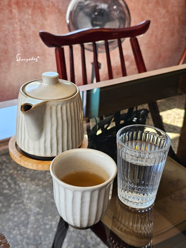 基隆景觀餐廳|正濱漁港彩色屋海景搖滾區 🌊 母湯 Mom’s Soup:老宅私廚漁村媽媽料理 - 第13張圖 基隆景觀餐廳推薦-母湯MomsSoup-水壺杯子