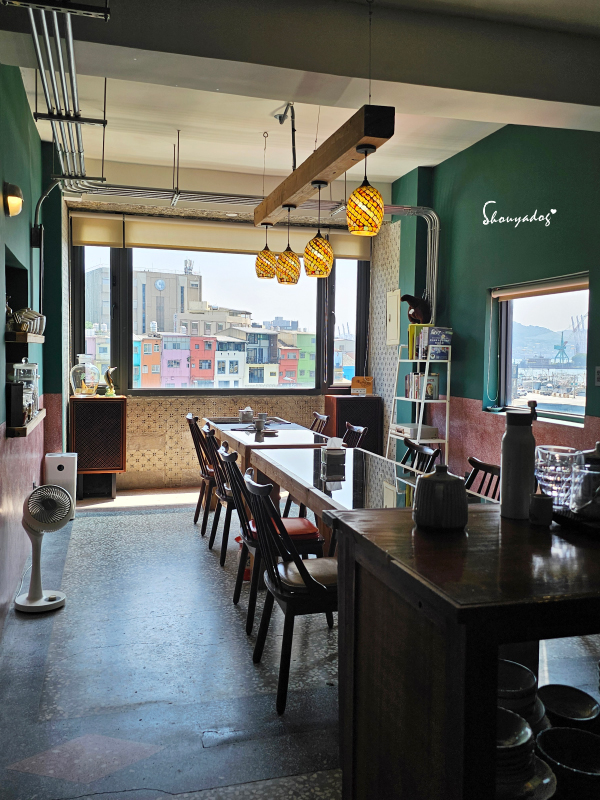 基隆景觀餐廳|正濱漁港彩色屋海景搖滾區 🌊 母湯 Mom’s Soup:老宅私廚漁村媽媽料理 - 第4張圖 基隆景觀餐廳推薦-母湯MomsSoup-店內環境