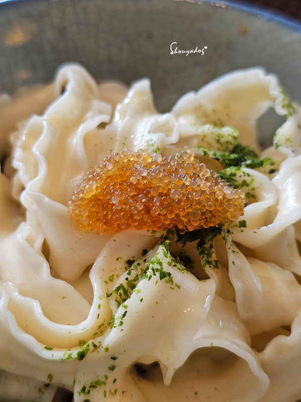 基隆景觀餐廳|正濱漁港彩色屋海景搖滾區 🌊 母湯 Mom’s Soup:老宅私廚漁村媽媽料理 - 第41張圖 基隆景觀餐廳推薦-母湯MomsSoup-黃金飛魚卵佐椒麻黑醋醬乾拌麵近拍