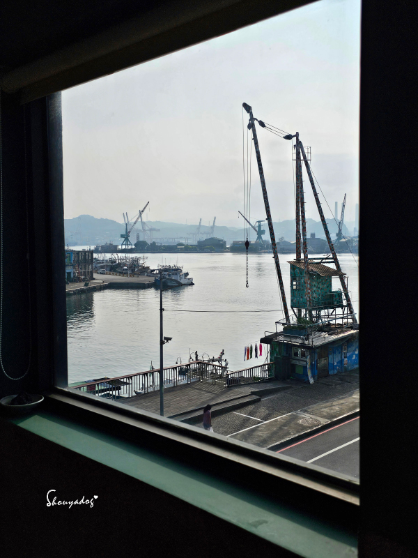 基隆景觀餐廳|正濱漁港彩色屋海景搖滾區 🌊 母湯 Mom’s Soup:老宅私廚漁村媽媽料理 - 第6張圖 基隆景觀餐廳推薦-母湯MomsSoup-小景觀窗