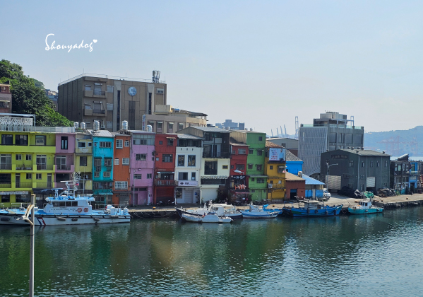 基隆景觀餐廳|正濱漁港彩色屋海景搖滾區 🌊 母湯 Mom’s Soup:老宅私廚漁村媽媽料理 - 第58張圖 基隆景觀餐廳推薦-母湯MomsSoup-正濱漁港彩色屋海景-船和房子