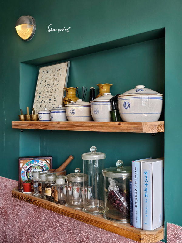 基隆景觀餐廳|正濱漁港彩色屋海景搖滾區 🌊 母湯 Mom’s Soup:老宅私廚漁村媽媽料理 - 第10張圖 基隆景觀餐廳推薦-母湯MomsSoup-店內瓶罐