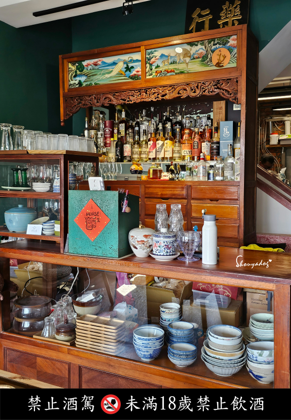 基隆景觀餐廳|正濱漁港彩色屋海景搖滾區 🌊 母湯 Mom’s Soup:老宅私廚漁村媽媽料理 - 第11張圖 基隆景觀餐廳推薦-母湯MomsSoup-櫃台